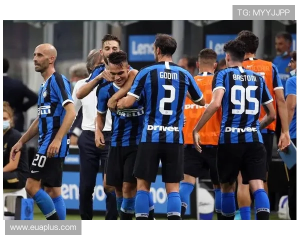 尤文图斯与罗马巅峰对决海报展现激情与荣耀的足球盛宴