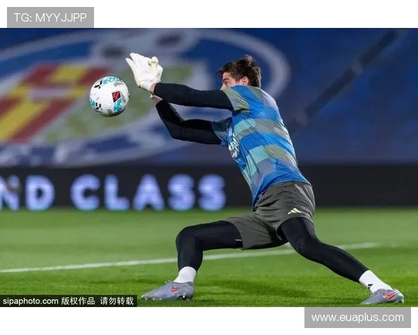 库尔图瓦在赛季中展现出色表现助力球队争夺冠军荣耀