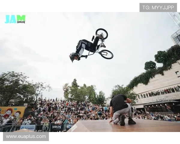 武汉极限运动队在滑板精英赛中以78分稳居积分榜首位 武汉极限运动队在滑板精英赛中以78分稳居积分榜首位